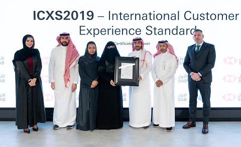 الصورة تظهر مجموعة كبيرة من الرجا، ويبدون في وضعية تصوير جماعي رسمية.