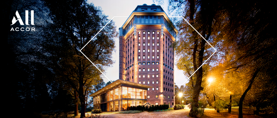 الصورة توضح فندق مع شعار Accor باللون الابيض