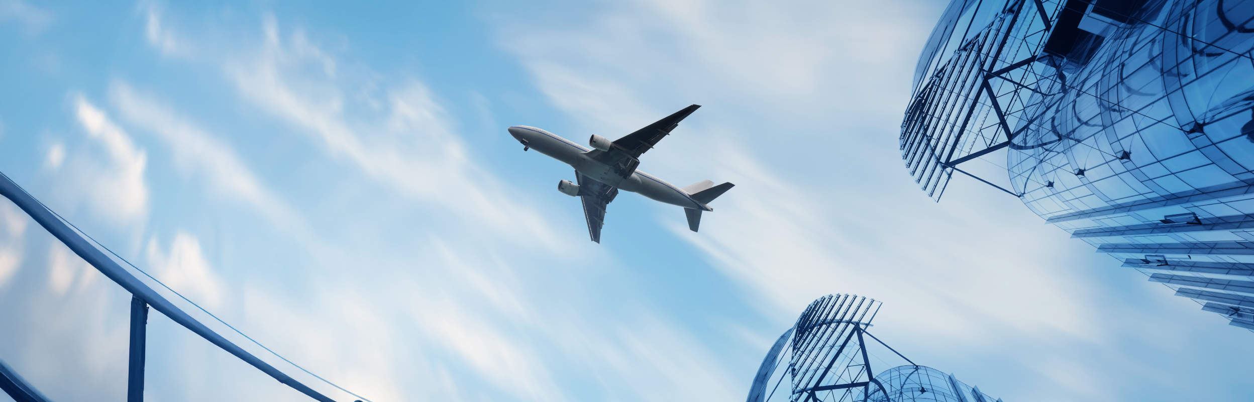 صورة تظهر طائرة بالسماء