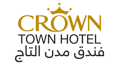 الصورة عبارة عن شعارمطعم فندق مدن التاج  مكتوبة باللون الذهبي والاسود  مع خلفيه بيضاء