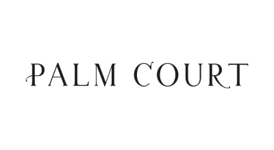 الشعار يوضح "Palm Courts" باللون الاسود  والخلفيه بيضاء