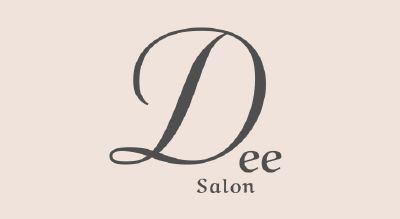 شعار " Dee Salon" بخلفية زهري فاتح