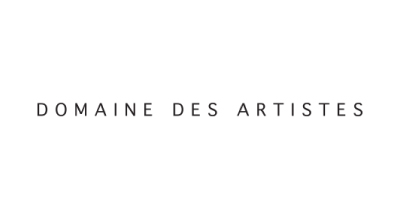 الصوره عباره عن شعار "DOMAINE DES ARTISTES" لون الخط اسود مع خلفيه بيضاء