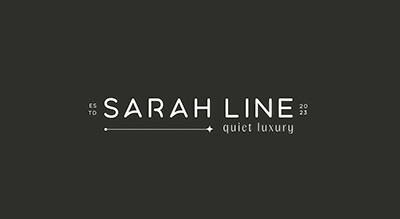 الصورة عبارة عن شعار "Sarah Line "  مكتوبة باللون الابيض  مع خلفيه اسود