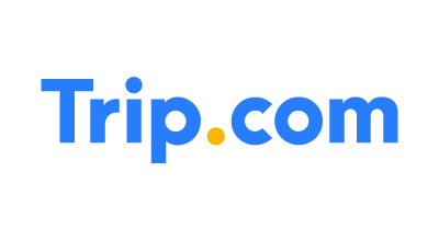 تظهر في الصورة عبارة "Trip.com" مكتوبة بخط أزرق مع نقطة برتقالية بين "Trip" و"com".