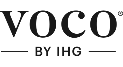 الصورة عبارة عن شعار فندق فوكو مكتوبة باللون الاسود  مع خلفيه ابيض