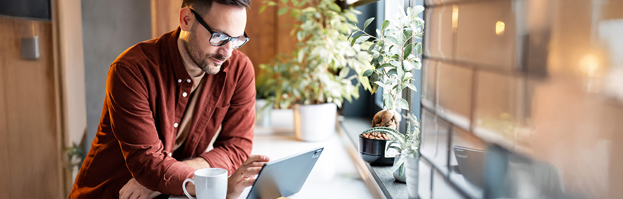 الصورة توضح رجل يعمل على جهاز الحاسوب 